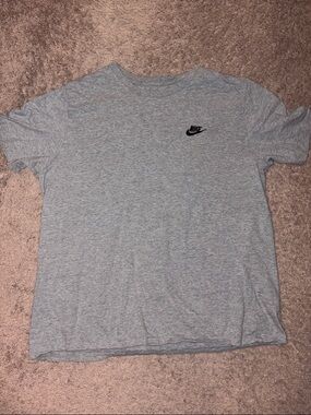 Nike Men’s Light Gray Crewneck T-Shirt with Black Swoosh
